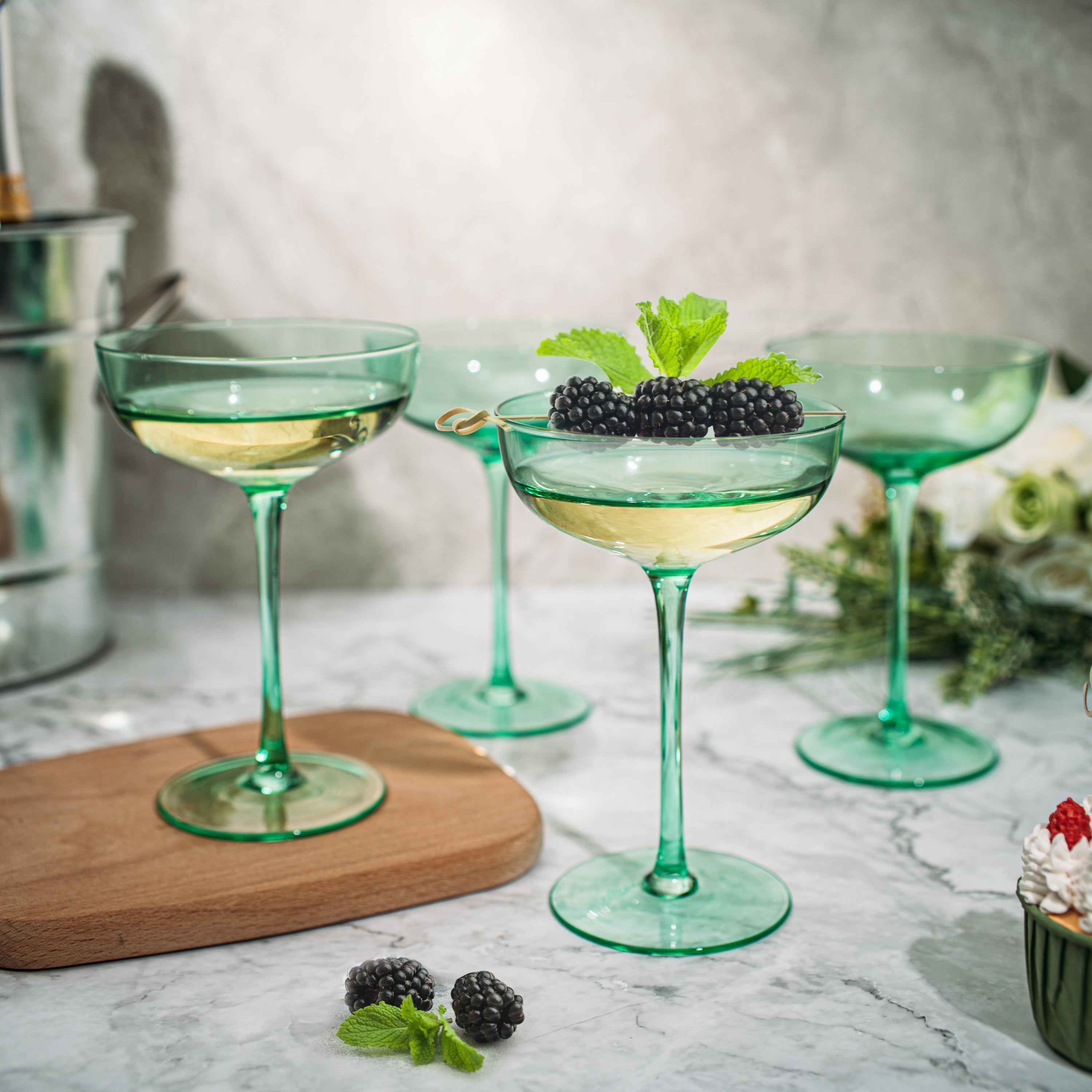 The Wine Savant Colored Coupe Glass | 7oz | Set of 4 Colorful Champagne & Cocktail Glasses, Fancy Manhattan, Crystal Martini, Cocktails Set, Margarita Bar Glassware Gift, Vintage (Green)