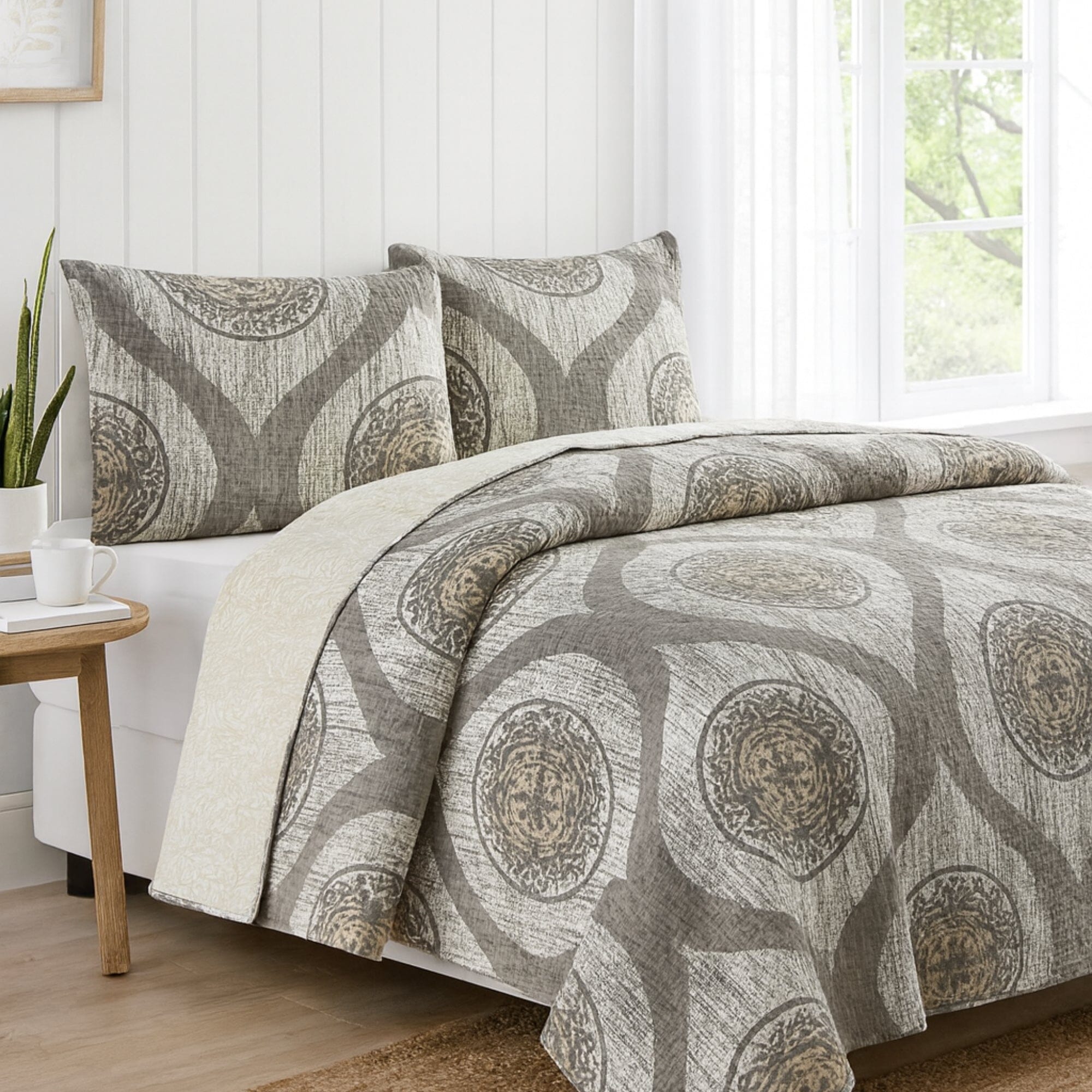 DaDa Bedding Collection DaDa Bedding Rustic Grey Mosaic Distressed Medallion Reversible Quilted Bedspread Set (SD16299) | Direct Furnish