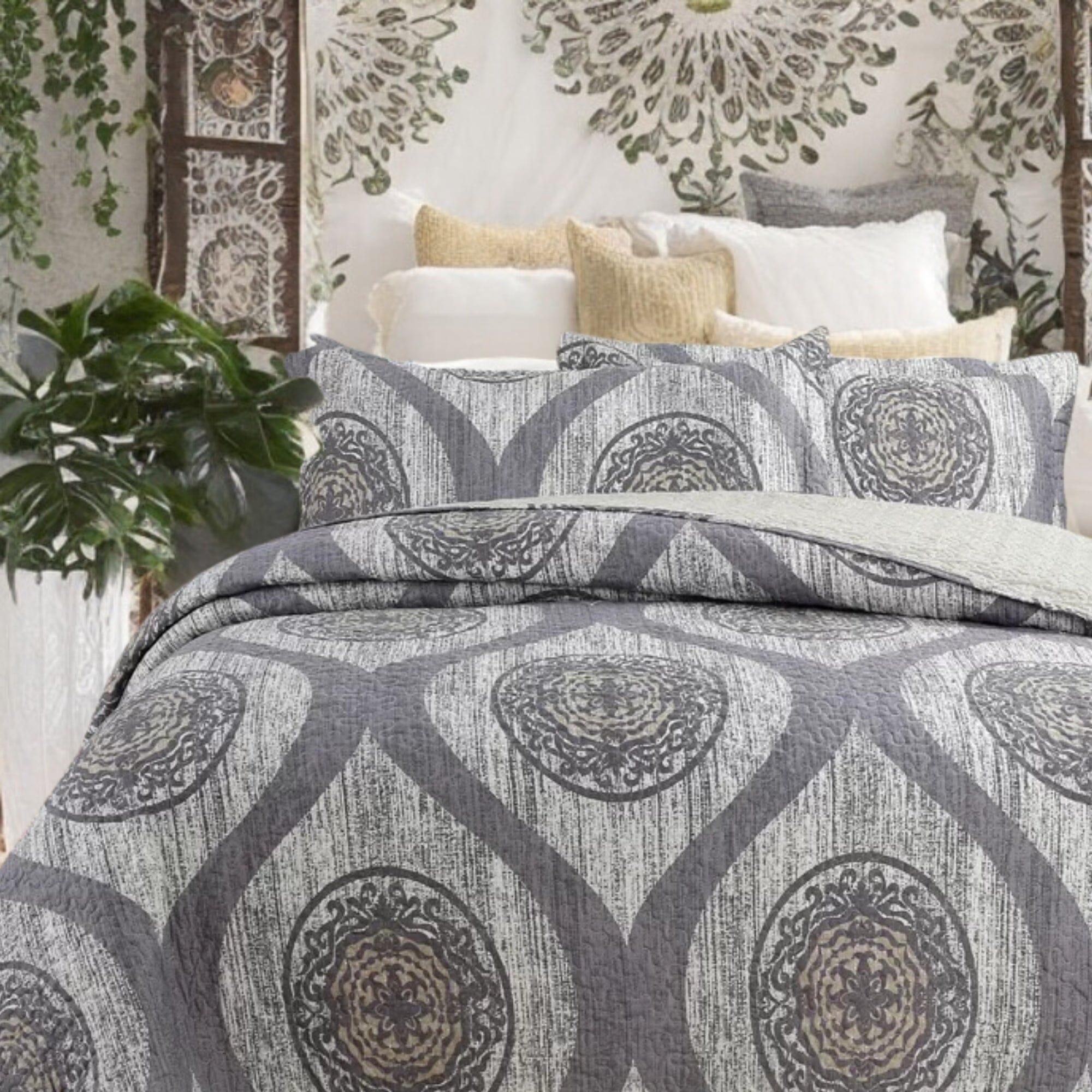 DaDa Bedding Collection DaDa Bedding Rustic Grey Mosaic Distressed Medallion Reversible Quilted Bedspread Set (SD16299) | Direct Furnish